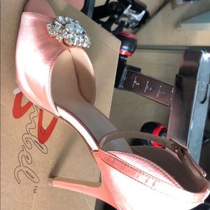 Beautiful never worn heel sandal